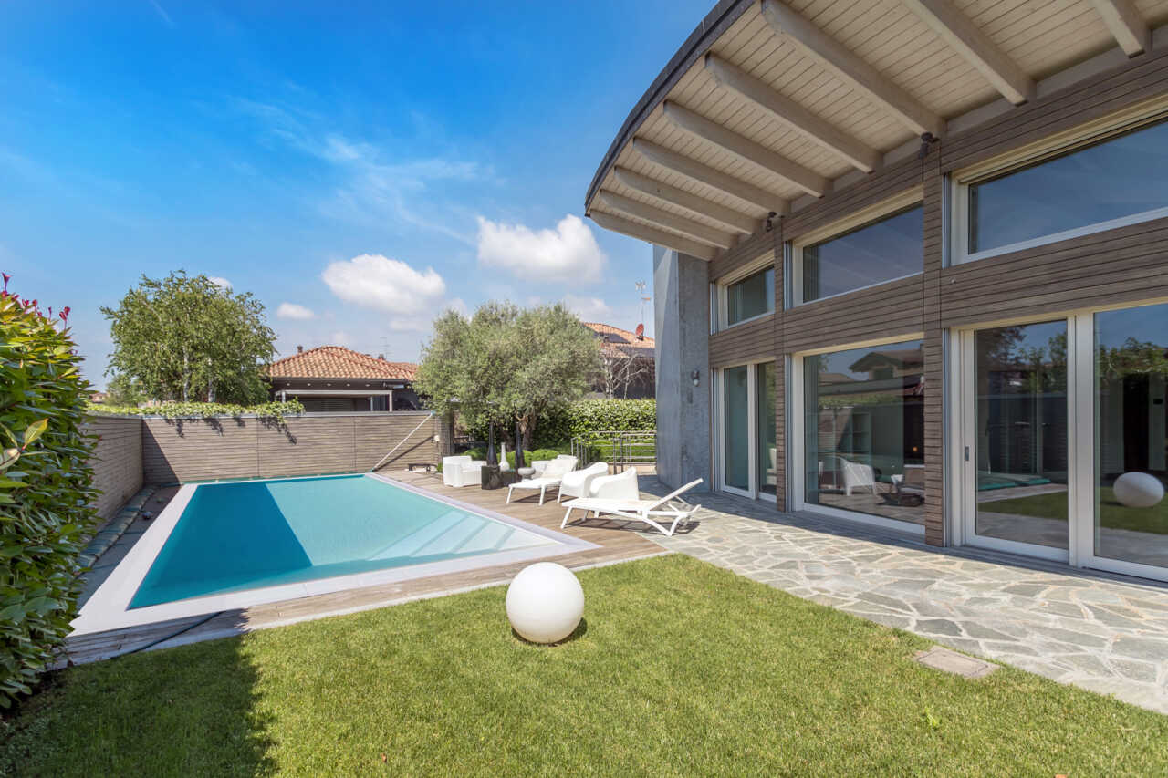 villa-con-piscina-a-carugate-stile-moderno-migliore-agenzia-immobiliare-milano-e-brianza-casa&style (38)