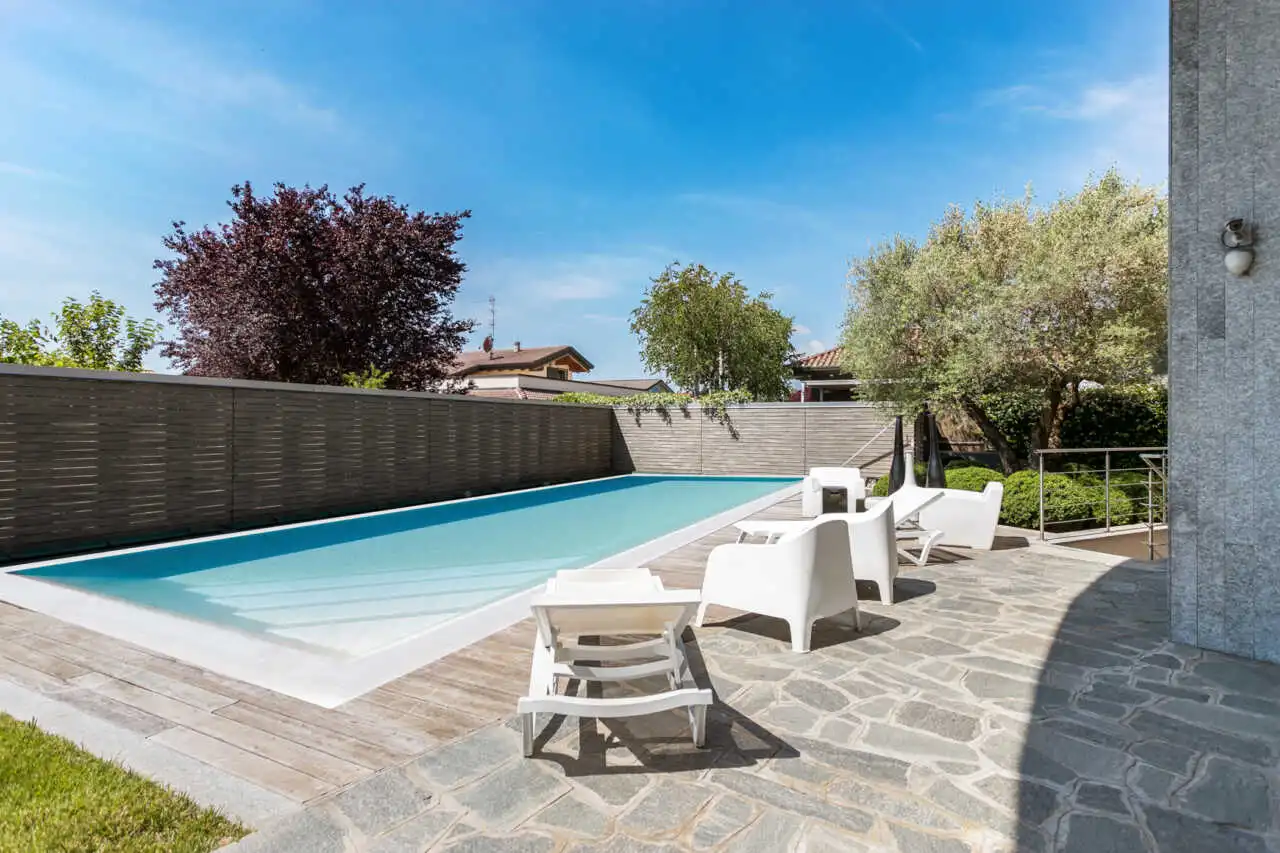 villa-con-piscina-a-carugate-stile-moderno-migliore-agenzia-immobiliare-milano-e-brianza-casa&style (39)