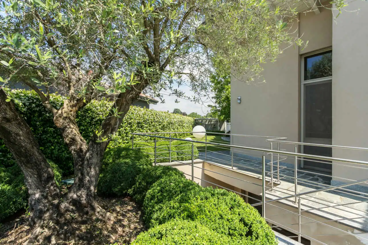villa-con-piscina-a-carugate-stile-moderno-migliore-agenzia-immobiliare-milano-e-brianza-casa&style (43)