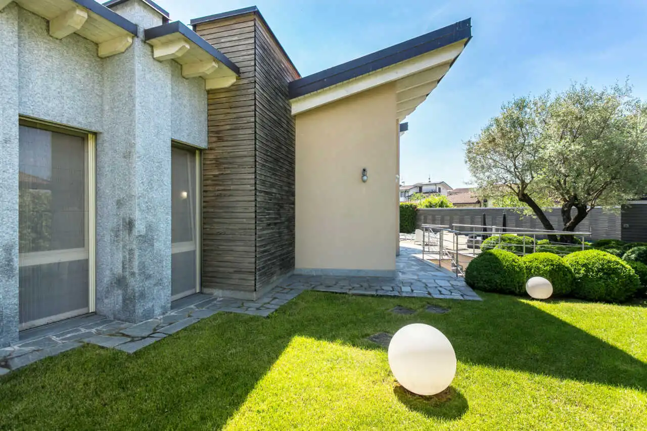 villa-con-piscina-a-carugate-stile-moderno-migliore-agenzia-immobiliare-milano-e-brianza-casa&style (44)