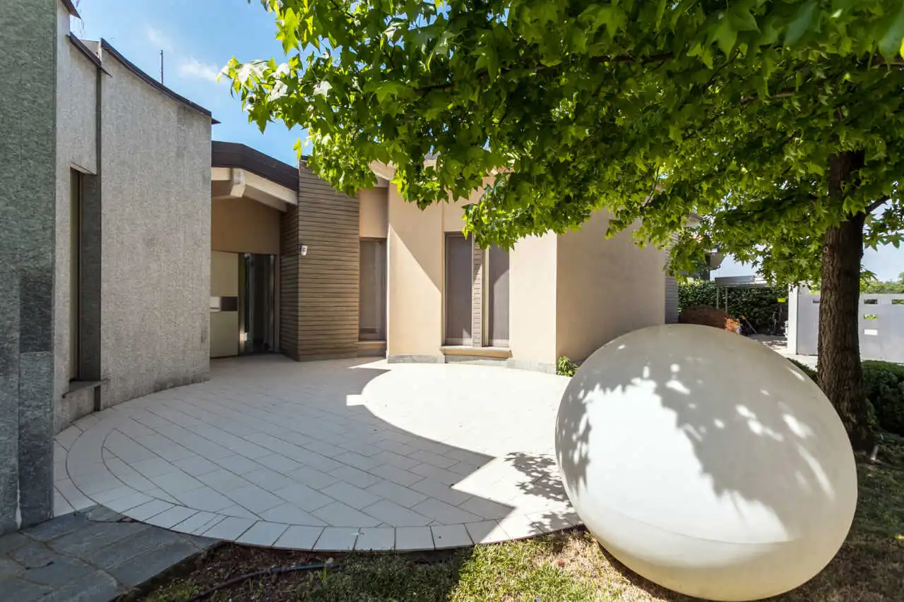villa-con-piscina-a-carugate-stile-moderno-migliore-agenzia-immobiliare-milano-e-brianza-casa&style (46)