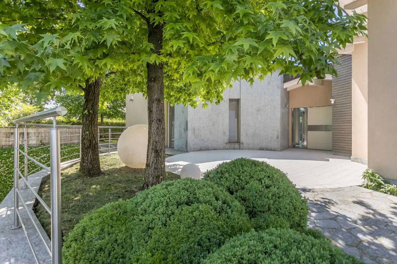 villa-con-piscina-a-carugate-stile-moderno-migliore-agenzia-immobiliare-milano-e-brianza-casa&style (52)