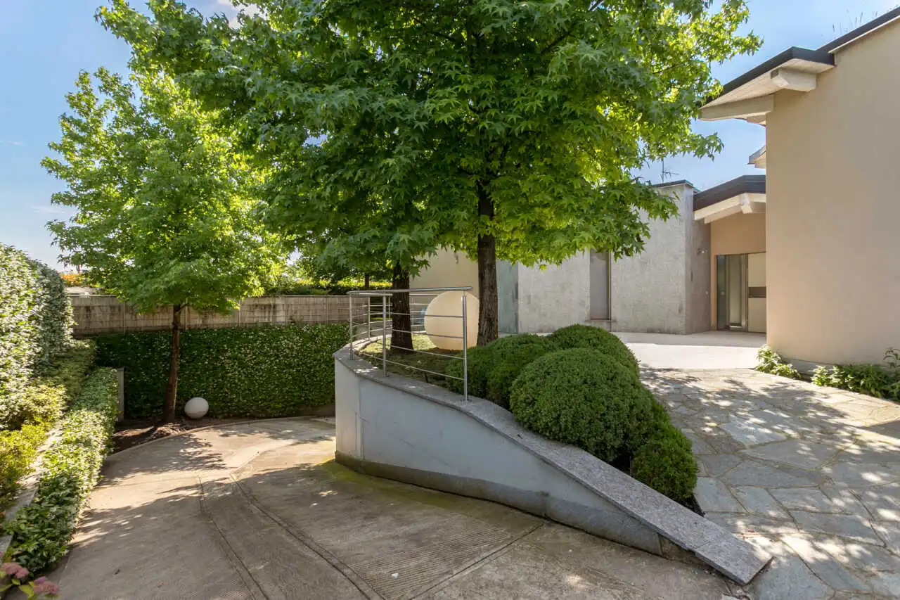 villa-con-piscina-a-carugate-stile-moderno-migliore-agenzia-immobiliare-milano-e-brianza-casa&style (53)