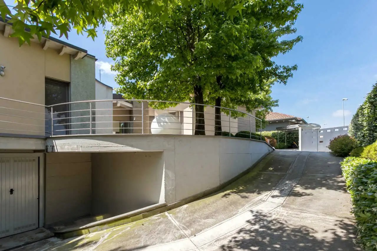 villa-con-piscina-a-carugate-stile-moderno-migliore-agenzia-immobiliare-milano-e-brianza-casa&style (54)