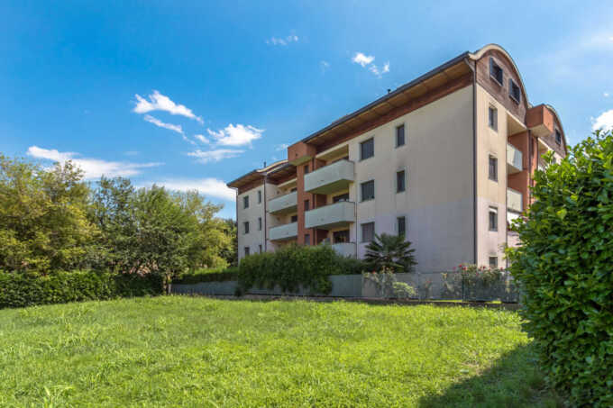 appartamento in vendita a cornate d'adda facciata